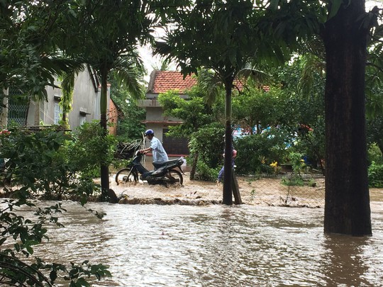 Phú Yên: Nước sông đột ngột lên cao, 1 người bị cuốn trôi - Ảnh 3. Phú Yên: Nước sông đột ngột lên cao, 1 người bị cuốn trôi - Ảnh 3.