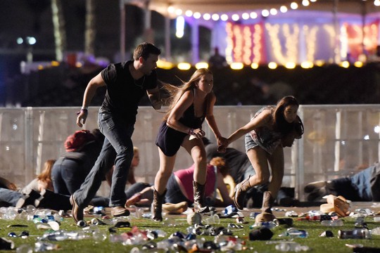 Sao nhạc đồng quê kinh hoàng vì vụ xả súng ở Las Vegas - Ảnh 1.
