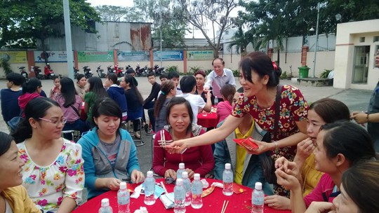 
Bà Phạm Ngọc Lan, Phó chủ tịch LĐLĐ quận Tân Phú , TP HCM, lì xì cho CNVC- LĐ khó khăn, không có điều kiện về quê sum họp
