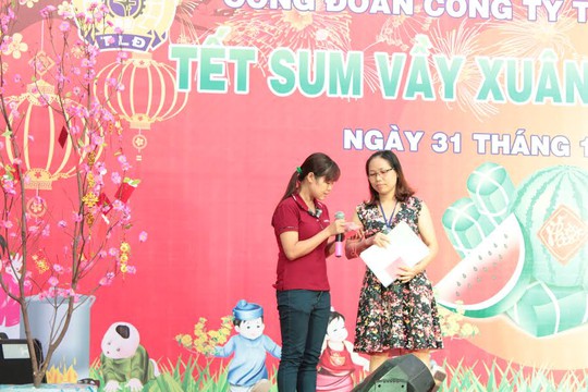 
Công nhân Công ty TNHH Domex tham gia phần thi trả lời đúng rút lộc Xuân
