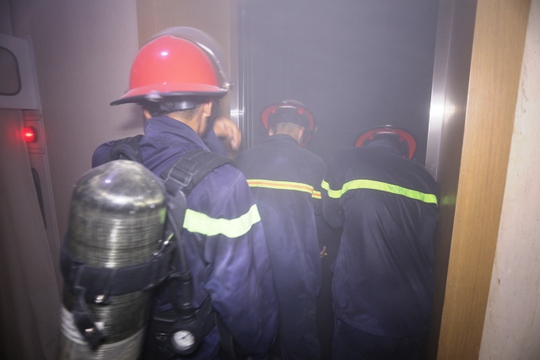 Cháy khách sạn lúc nửa đêm, hơn 230 du khách phát hoảng - Ảnh 1.