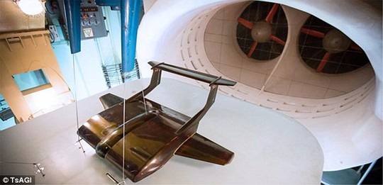 
TsAGI cho thử nghiệm mô hình loại máy bay chở hàng mới bên trong hầm gió Ảnh: TSAGI

