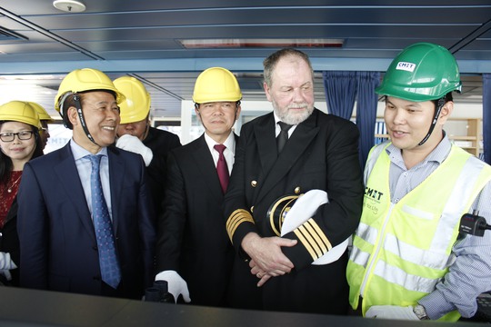 
Thứ trưởng Bộ GTVT, lãnh đạo tỉnh Bà Rịa-Vũng Tàu cùng thuyền trưởng tham quan tàu Margrethe Maersk
