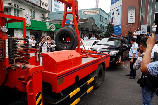
Trong ngày đầu tuần, 20-2, lực lượng chức năng đã cẩu xe ô tô đậu trên vỉa hè trước tòa nhà gần giao lộ Nam Quốc Cang - Nguyễn Trãi
