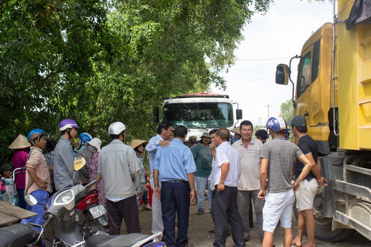 Bà Rịa - Vũng Tàu: Người dân đem đá chặn xe tải băm đường - Ảnh 5.