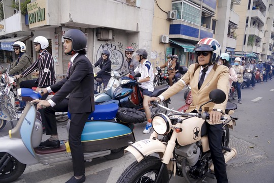 Quý ông, quý bà cưỡi mô tô, xe cổ gây quỹ từ thiện - Ảnh 5.