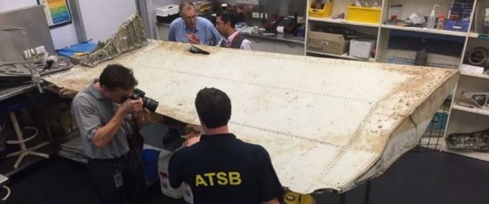 Một mảnh vỡ của máy bay MH370 được tìm thấy trên đảo Pemba (ngoài khơi Tanzania) ngày 23-6-2016 Ảnh: ABC NEWS