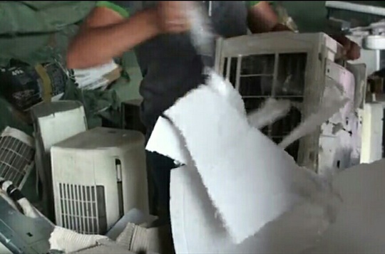 Ráo riết truy tìm chủ lô hàng máy lạnh ở Sài Gòn - Ảnh 2.