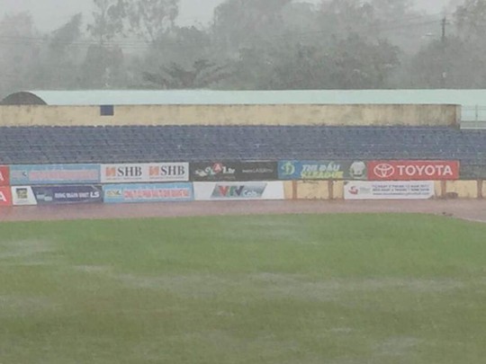 Hoãn trận Quảng Nam - Than Quảng Ninh, cầu thủ Khánh Hòa khóc sau bão - Ảnh 1.