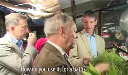 
Đại sứ Romania, ngài Valerui Arteni, tỏ ra rất hiểu biết về văn hóa truyền thống của Việt Nam khi hỏi mua cây mùi già để tắm - Ản cắt từ clip
