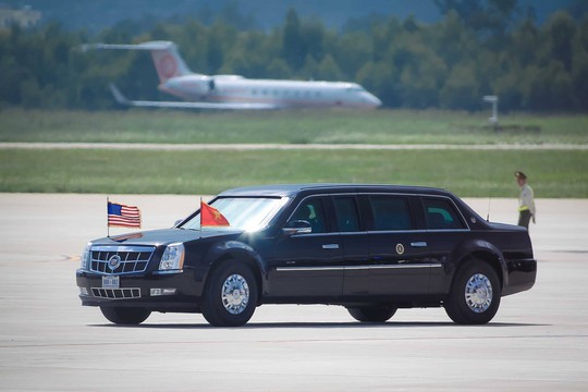 
...và đưa tổng thống Mỹ rời sân bay
