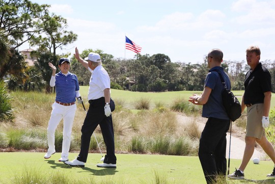 
Tổng thống Trump chơi golf cùng Thủ tướng Nhật Shinzo Abe. Ảnh: Kyodo
