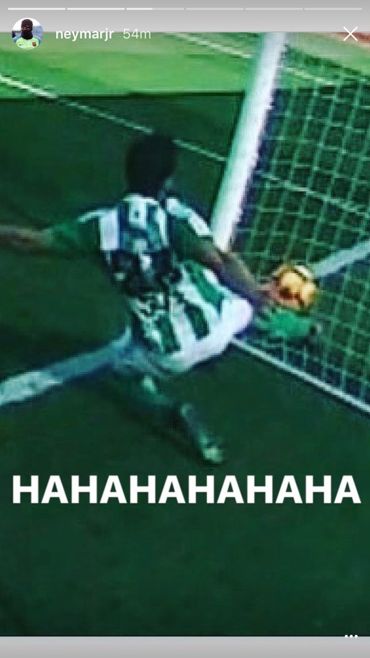 
Neymar mỉa mai quyết định không công nhận bàn thắng của trọng tài Alejandro Hernandez. Ảnh: Goal
