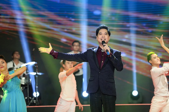 
Ca sĩ Ngọc Sơn góp mặt trong chương trình với ca khúc nhạc xuân nổi tiếng Xuân và tuổi trẻ
