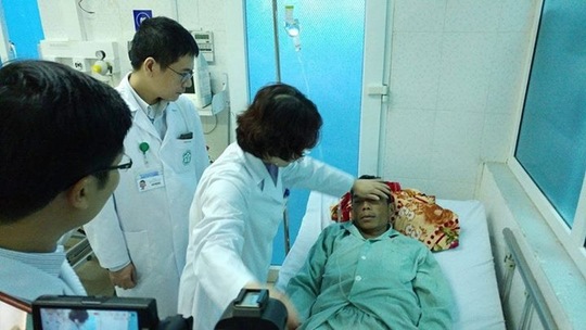 Bác sĩ thăm khám bệnh nhân ngộ độc rượu ở tỉnh Lai Châu