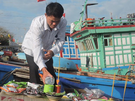 Ngư dân Bùi Năm cúng lễ xuất hành đầu năm