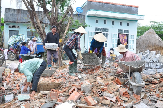 Người dân xã Phước Hòa (Bình Định) tranh dựng lại nhà sau khi lũ quét sập nhà (ảnh Anh Tú)