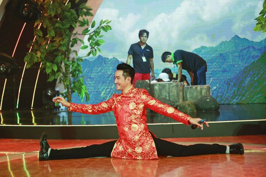 
Ca sĩ Nguyễn Phi Hùng trên sàn tập
