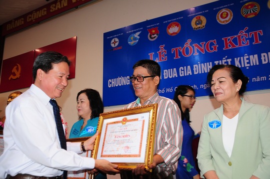 
ông Nguyễn Phương Đông, Phó Giám đốc Sở Công Thương TP HCM, trao bằng khen cho các gia đình tiết kiệm điện tiêu biểu
