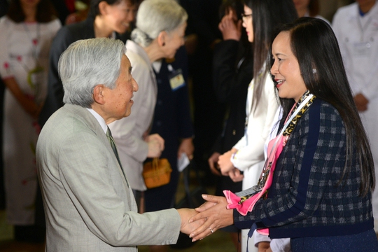 Nhật Hoàng ấm áp nắm tay, trò chuyện với cựu du học sinh Việt Nam
