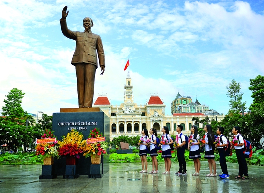 Học sinh ở TP HCM viếng tượng Bác HồẢnh: Nguyễn Á