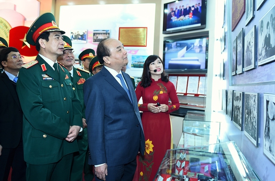 
Thủ tướng thăm Bảo tàng Tình báo, Bộ Quốc phòng - Ảnh: Quang Hiếu
