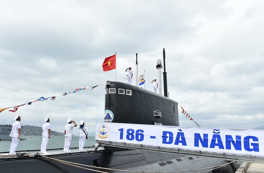
Thượng cờ 2 tàu ngầm Đà Nẵng và Bà Rịa Vũng Tàu- ảnh VGP/Quang Hiếu
