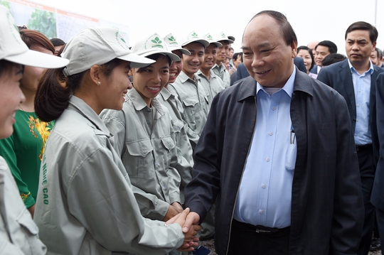 
Thủ tướng Nguyễn Xuân Phúc thăm và nói chuyện với cán bộ, công nhân của Công ty cổ phần Đầu tư và phát triển nông nghiệp công nghệ cao Hà Nam (Vinasee)
