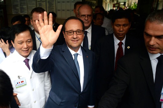 
Sáng 7-9, Tổng thống Pháp Francois Hollande thăm Viện Tim, biểu tượng cho sự hợp tác lịch sử của hai nước trong lĩnh vực y tế. Ông vẫy tay thân thiện khi thấy người dân chào đón
