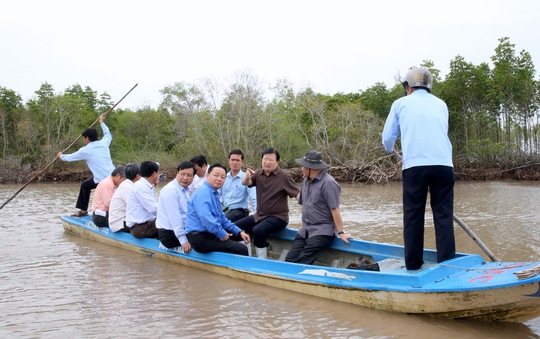 Phó Thủ tướng thị sát 240 km sạt lở, mất 500ha đất/năm ở ĐBSCL - Ảnh 1.
