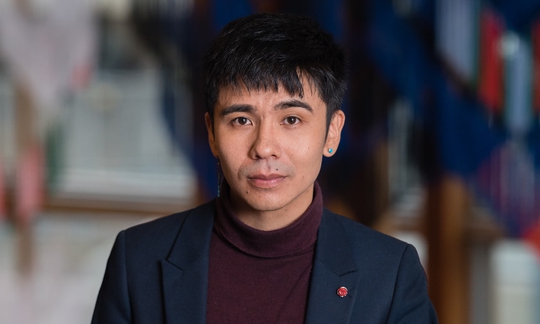 Bí mật của tác giả gốc Việt thắng giải Oscars trong lĩnh vực thơ ca - Ảnh 1.