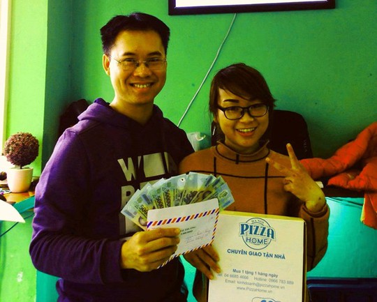 Anh Hoàng Tùng, chủ chuỗi cửa hàng pizza trao 5 triệu đồng cho nữ thực khách ăn hết chiếc bánh khổng lồ chỉ trong 37 phút. Ảnh:NVCC.
