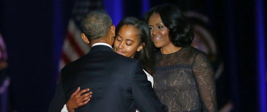 
Cô con gái lớn 18 tuổi Malia ôm lấy cha sau khi ông phát biểu. Ảnh: AP
