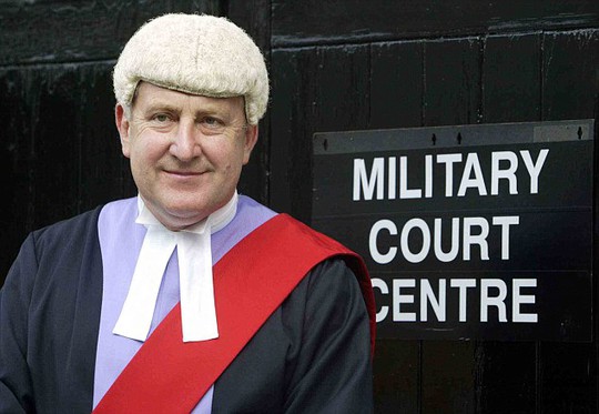 Tiến trình tố tụng sẽ do thẩm phán quân sự cấp cao nhất của Anh - ông Jeff Blacket thực hiện. Ảnh: Daily Mail