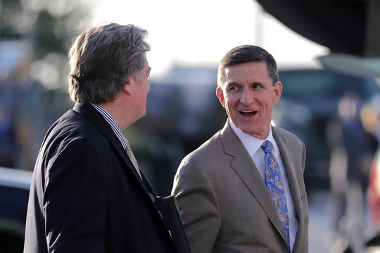 
Cố vấn An ninh Quốc gia Michael Flynn (phải) và Chiến lược gia Nhà Trắng Steve Bannon lên chiếc Không lực Một hôm 12-2 để tới Florida. Ảnh: Reuters
