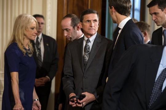 Cố vấn an ninh quốc gia Nhà Trắng Michael Flynn đối mặt áp lực vì bê bối trao đổi về lệnh trừng phạt với Đại sứ Nga trước khi ông Trump nhậm chức. Ảnh: EPA