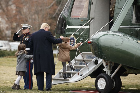 
Tổng thống Trump cùng 1 cháu ngoại lên chiếc Marine One trước chuyến đi ngắn tới căn cứ Không quân Andrews ở Maryland. Ảnh: AP
