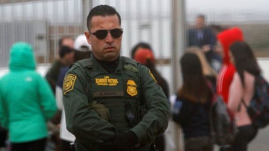 
Một nhân viên lực lượng Tuần tra Biên giới Mỹ tại biên giới Mỹ-Mexico. Ảnh: Reuters
