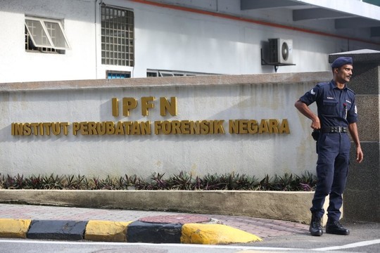 
Cảnh sát canh gác tại cổng chính của bộ phận pháp y của bệnh viện Kuala Lumpur tại thủ đô Kuala Lumpur - Malaysia hôm 22-2. Ảnh: AP
