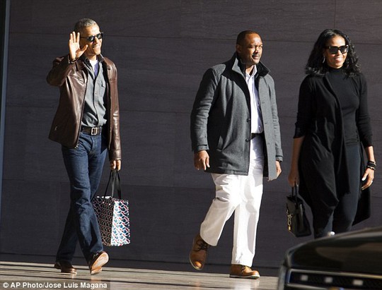 
Vợ chồng cựu Tổng thống Obama mỉm cười với phóng viên khi họ rời khỏi Bảo tàng Nghệ thuận quốc gia ở thủ đô Washington hôm 5-2. Ảnh: AP
