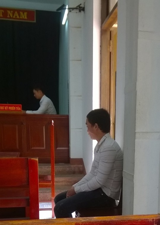 
Bị cáo ngồi bần thần trong lúc chờ tòa nghị án

