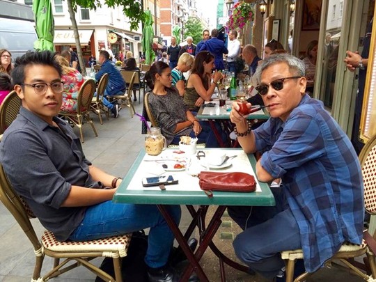 
Kiến trúc sư Tạ Mỹ Dương (phải) tại một quán cà phê trên vỉa hè London (Anh). Ảnh: NVCC.
