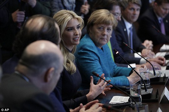 
Ivanka ngồi cạnh Thủ tướng Đức Angela Merkel trong chuyến thăm của bà tới Nhà Trắng hồi tuần trước. Ảnh: AP
