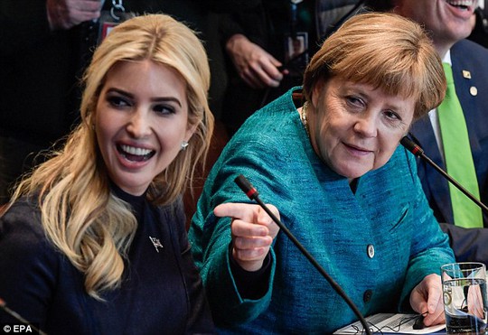 
Ivanka ngồi cạnh Thủ tướng Đức Angela Merkel trong chuyến thăm của bà tới Nhà Trắng hồi tuần trước. Ảnh: EPA

