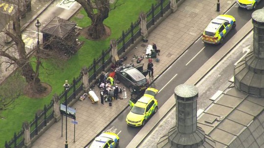 
Chiếc xe lao vào khách bộ hành gần tòa nhà Quốc hội Anh. Ảnh: BBC
