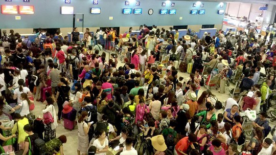 
Du khách Trung Quốc đông nghẹt ở sân bay quốc tế Cam Ranh. Ảnh: Minh Hoàng.
