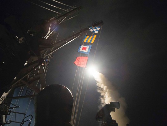 
Lầu Năm Góc công bố hình ảnh tên lửa hành trình Tomahawk phóng từ tàu Hải quân Mỹ tại Địa Trung Hải nhằm vào căn cứ không quân Syria.
