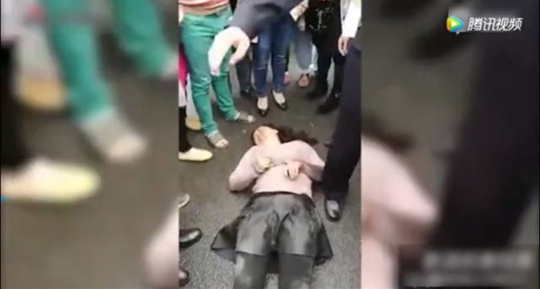 
Người phụ nữ bị đánh đấm túi bụi đến khi bất tỉnh.
