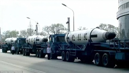 Tại lễ diễu binh lần này, Triều Tiên lần đầu tiên khoe tên lửa đạn đạo phóng từ tàu ngầm (SLBM). Ảnh: Truyền hình Trung ương Triều Tiên.