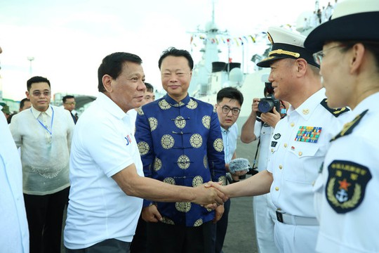 
Cùng đi với ông Duterte là Đại sứ Trung Quốc Triệu Kiến Hoa. Ảnh: Rappler
